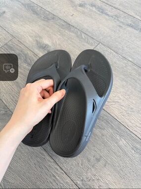 OOFOS Black Comfort Recovery Flip Sandals